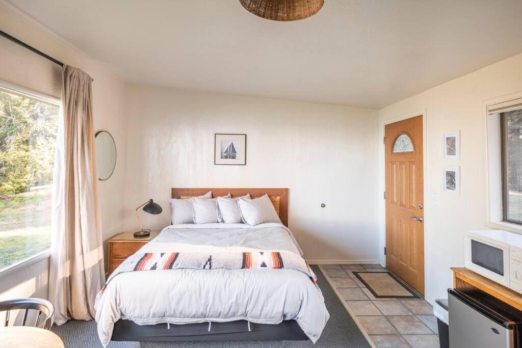 Driftwood Lodge ~ 5 Bedroom / 7 Bath ~ 30-Acre Private Estate On Hwy 1 ~ Hot Tub ~ Oceanview ~ Reunions & Retreats Walsh Landing Экстерьер фото