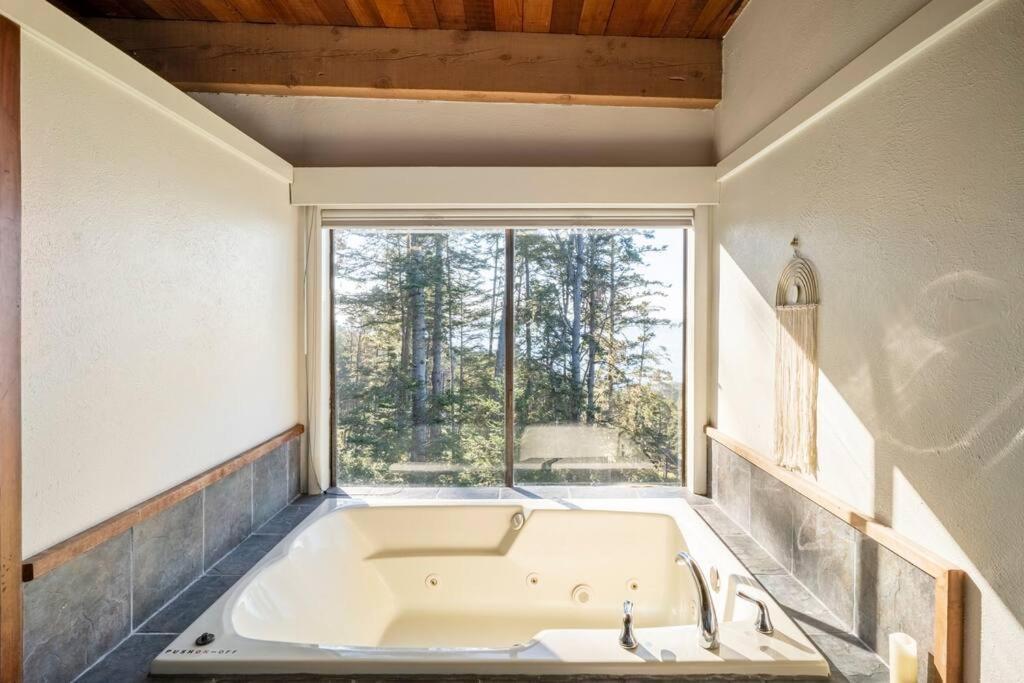 Driftwood Lodge ~ 5 Bedroom / 7 Bath ~ 30-Acre Private Estate On Hwy 1 ~ Hot Tub ~ Oceanview ~ Reunions & Retreats Walsh Landing Экстерьер фото